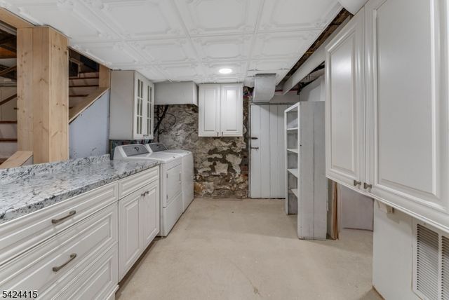 31 Center St, Clinton Town, NJ 08809