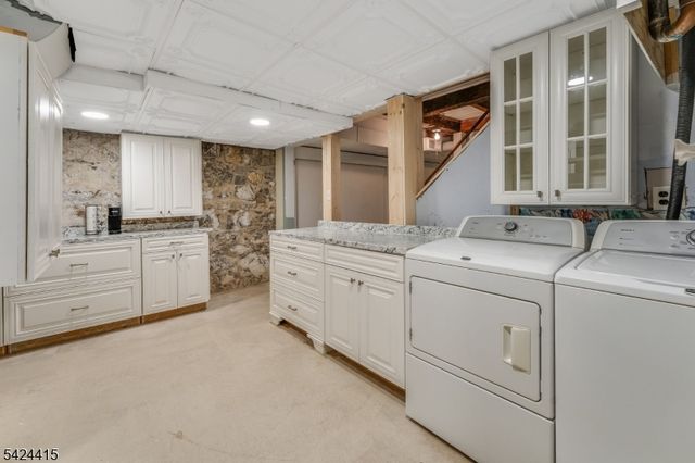 31 Center St, Clinton Town, NJ 08809