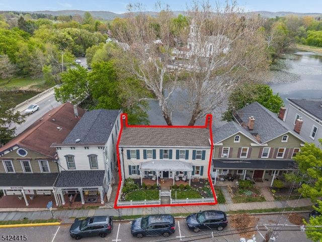 31 Center St, Clinton Town, NJ 08809