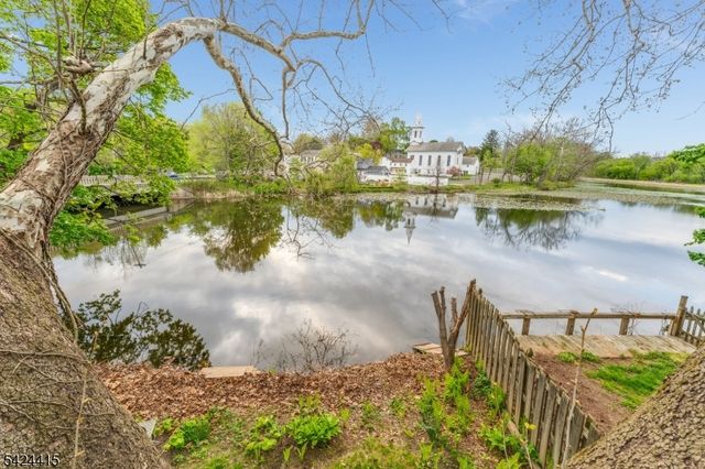 31 Center St, Clinton Town, NJ 08809