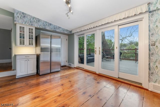 31 Center St, Clinton Town, NJ 08809