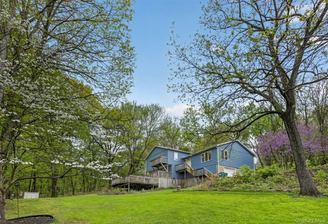 12 Hillside Drive, Marlboro, NY 12542