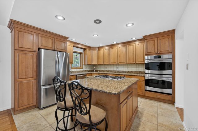 12 Hillside Drive, Marlboro, NY 12542