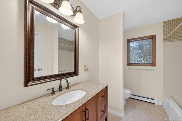 12 Hillside Drive, Marlboro, NY 12542