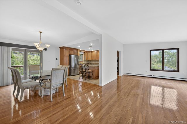 12 Hillside Drive, Marlboro, NY 12542