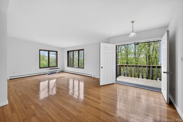 12 Hillside Drive, Marlboro, NY 12542