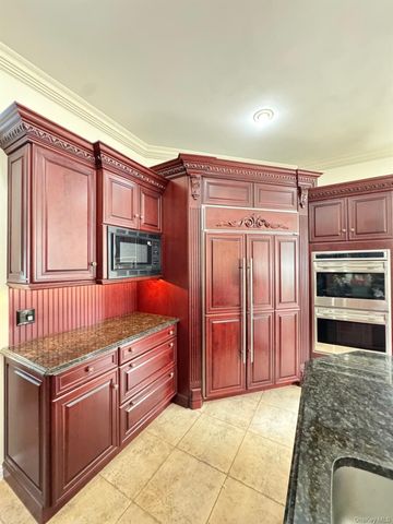 8 China Lane, Setauket, NY 11733