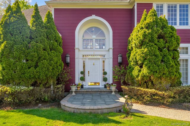 8 China Lane, Setauket, NY 11733