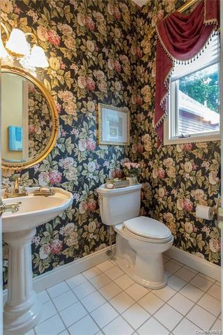 8 China Lane, Setauket, NY 11733