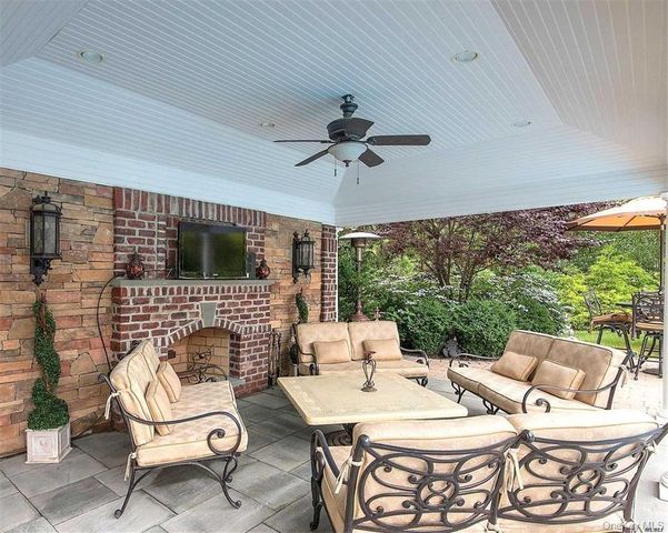 8 China Lane, Setauket, NY 11733