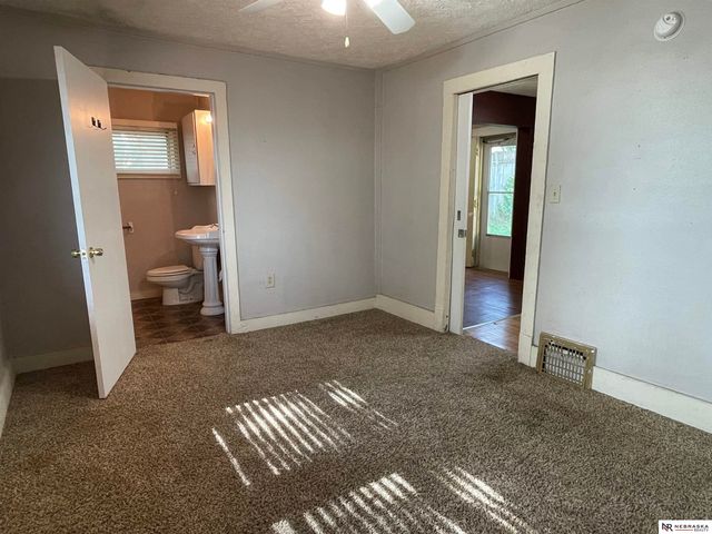 3049 Newport Avenue, Omaha, NE 68112