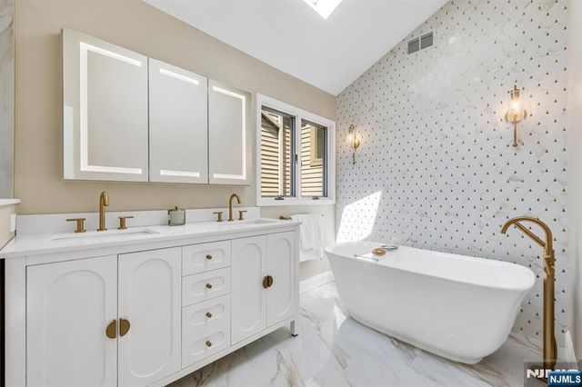 836 Hemlock Court T165, Norwood, NJ 07648