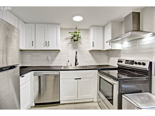 8425 N SWENSON St, Portland, OR 97203