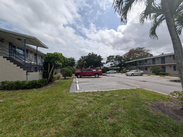 817 Lighthouse Drive Apt B, North Palm Beach, FL 33408
