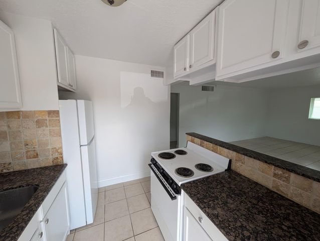 817 Lighthouse Drive Apt B, North Palm Beach, FL 33408
