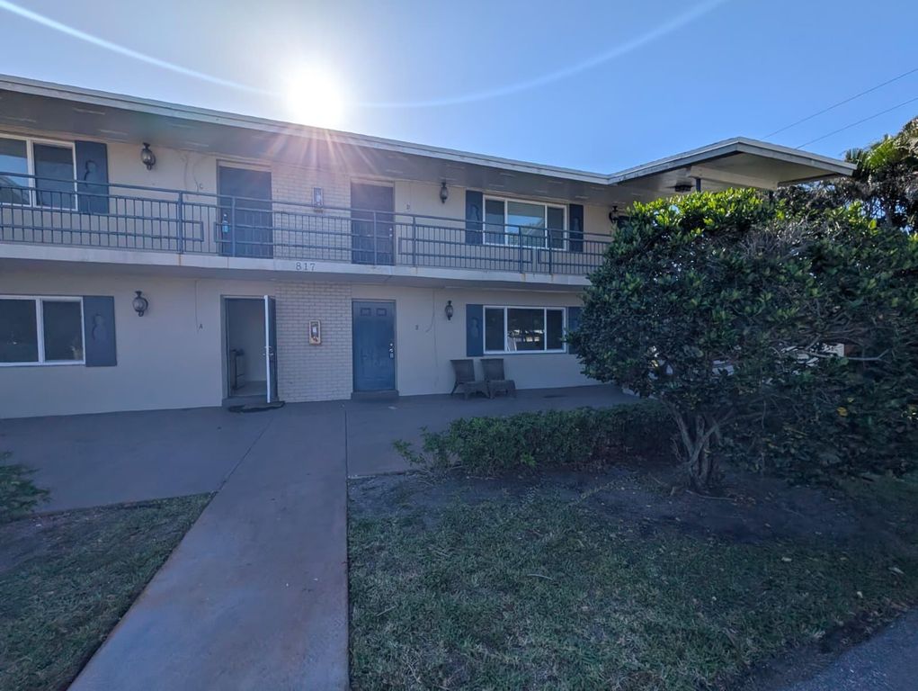 817 Lighthouse Drive Apt B, North Palm Beach, FL 33408