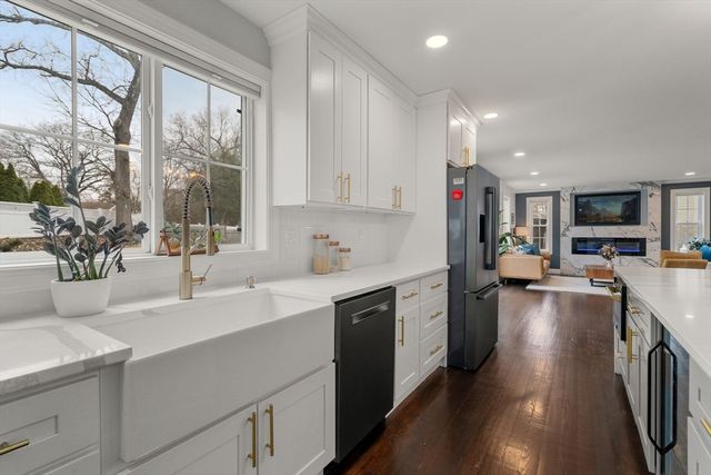 6 Ash St, Natick, MA 01760