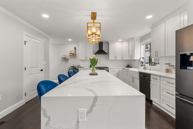 6 Ash St, Natick, MA 01760