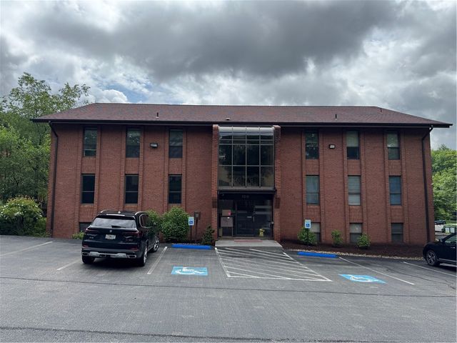 109 Mcknight Park Dr, Ross Twp, PA 15237