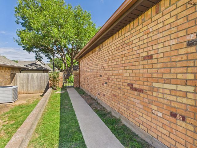 900 MOHAWK DRIVE, Burkburnett, TX 76354