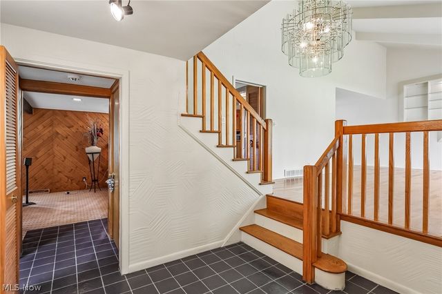 5420 Bluebell Drive, Lyndhurst, OH 44124