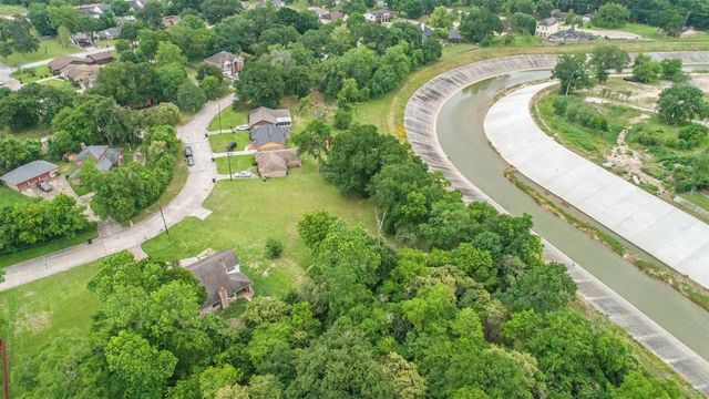 6609 Bayou View Drive, Houston, TX 77091