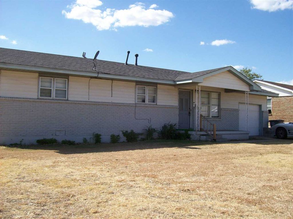 2306 NW 46th St, Lawton, OK 73505