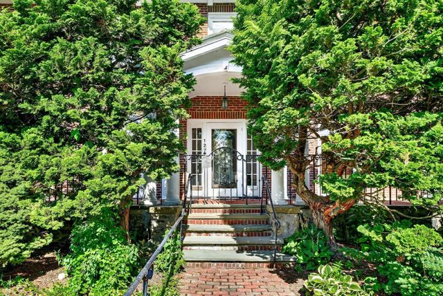127 Commonwealth Ave, Newton, MA 02467