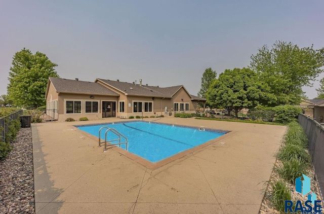 727 E 70th Pl Place, Sioux Falls, SD 57108