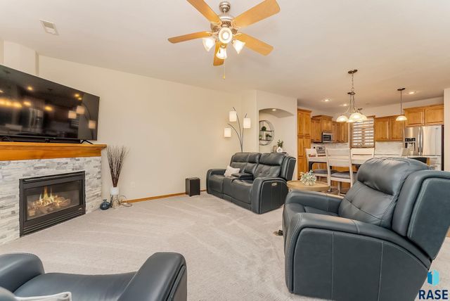 727 E 70th Pl Place, Sioux Falls, SD 57108