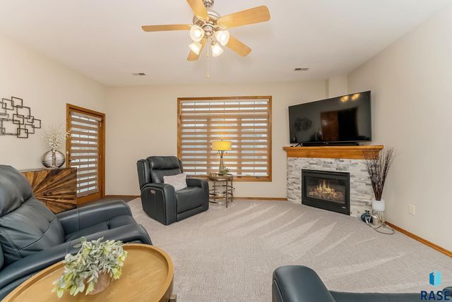 727 E 70th Pl Place, Sioux Falls, SD 57108