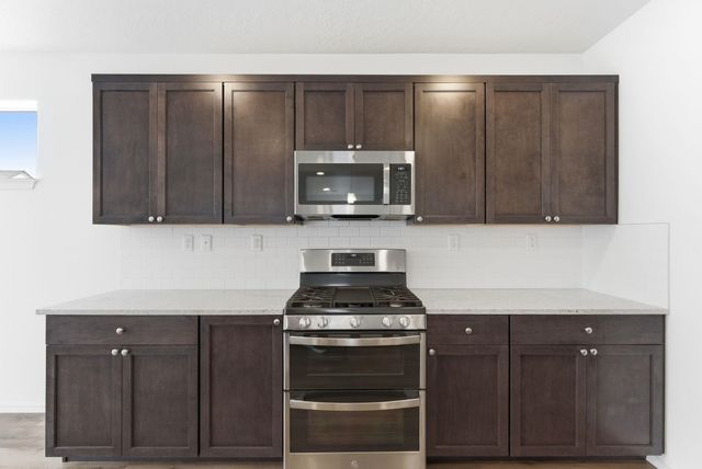 19698 E 3rd Ln, Greenacres, WA 99016