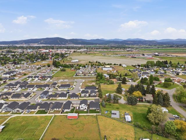 19698 E 3rd Ln, Greenacres, WA 99016