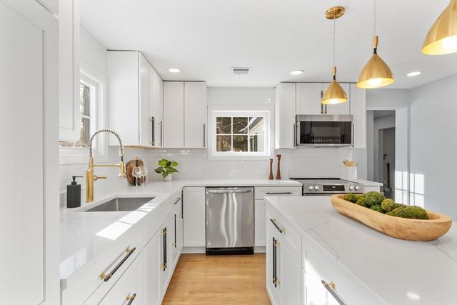 401 Belknap Rd, Framingham, MA 01701