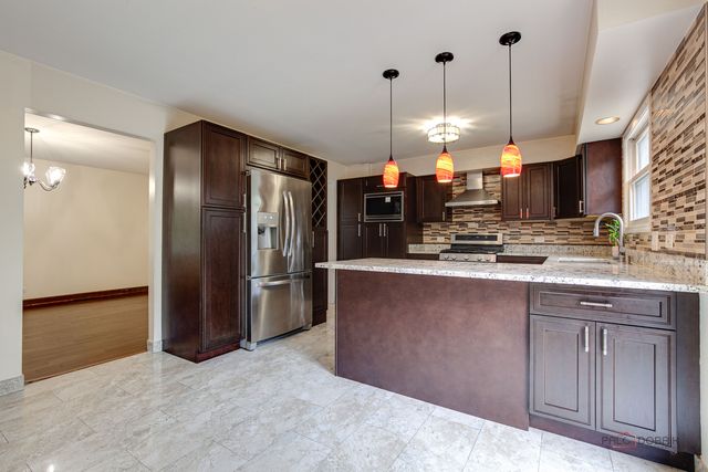 77 Montclair Road, Vernon Hills, IL 60061