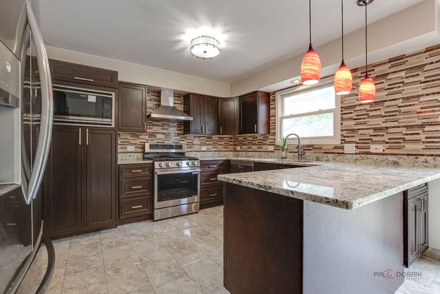 77 Montclair Road, Vernon Hills, IL 60061