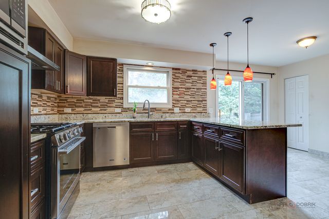 77 Montclair Road, Vernon Hills, IL 60061