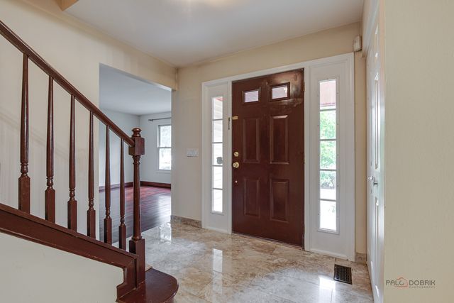77 Montclair Road, Vernon Hills, IL 60061
