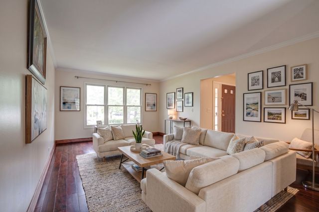 77 Montclair Road, Vernon Hills, IL 60061