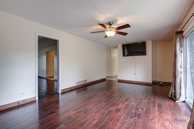 77 Montclair Road, Vernon Hills, IL 60061