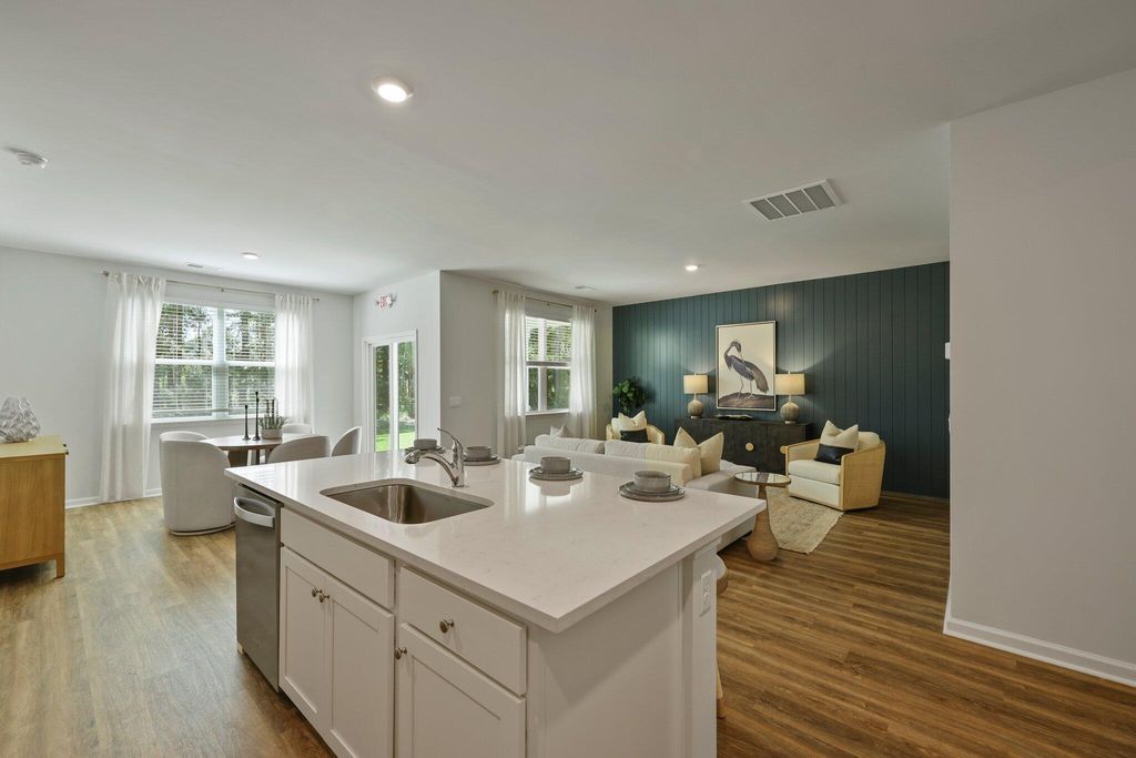 Image 10 of property listing at 1043 Forrest Creek Drive, Summerville, SC 29483