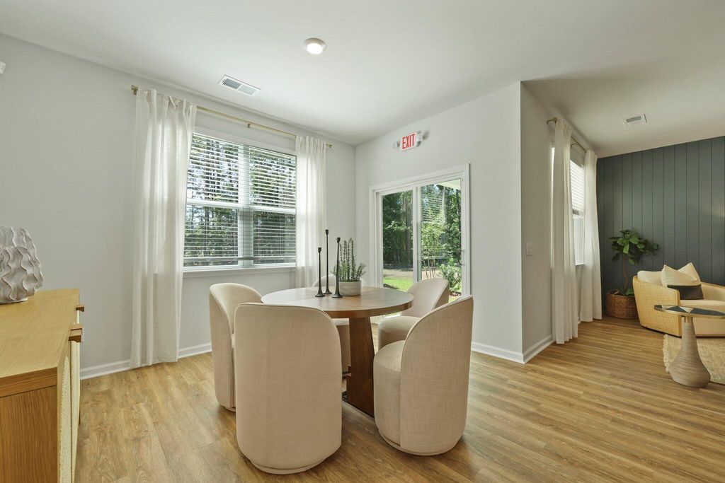 Image 12 of property listing at 1043 Forrest Creek Drive, Summerville, SC 29483