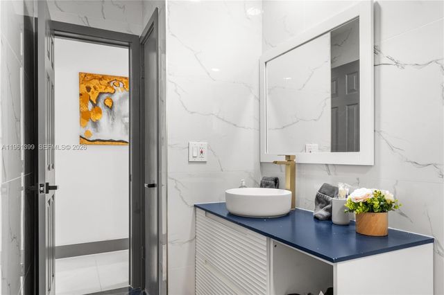 390 NW 40th St, Deerfield Beach, FL 33064