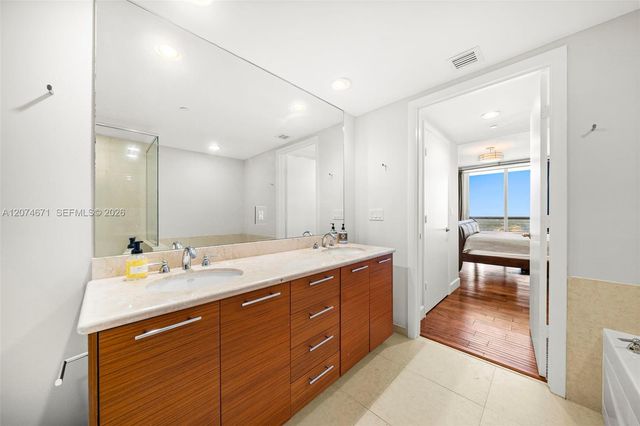 50 Biscayne Boulevard 4402, Miami, FL 33132
