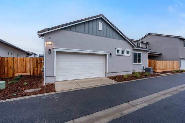 347 Peters Lane S, Madera, CA 93636