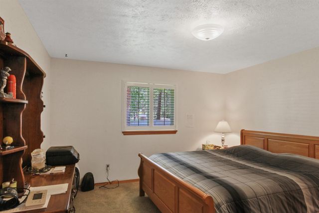 8402 N Pine Meadows Ln, Nine Mile Falls, WA 99026