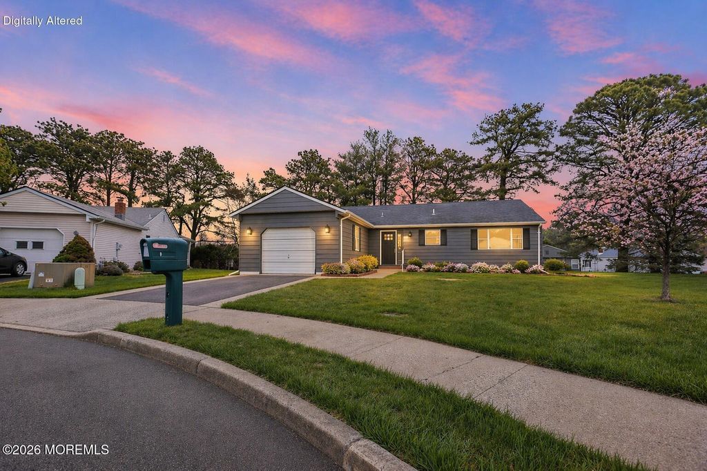 9 Gramercy Court, Toms River, NJ 08757