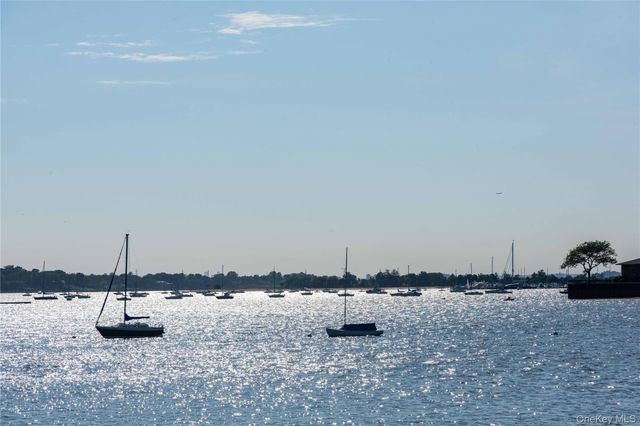 372 Main Street 105, Port Washington, NY 11050