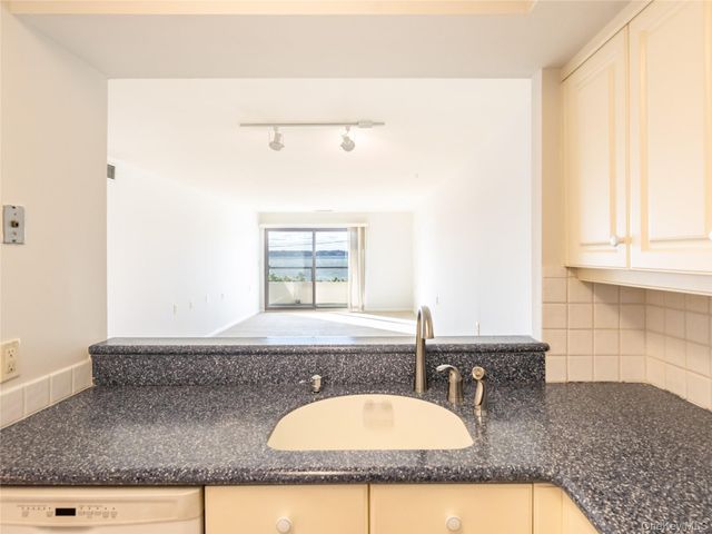 372 Main Street 105, Port Washington, NY 11050