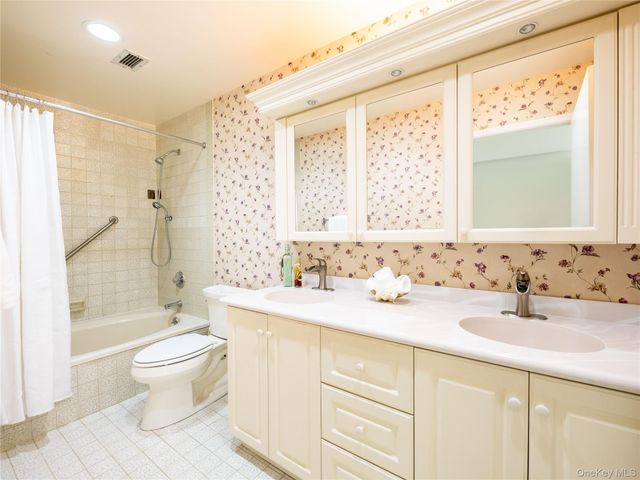 372 Main Street 105, Port Washington, NY 11050